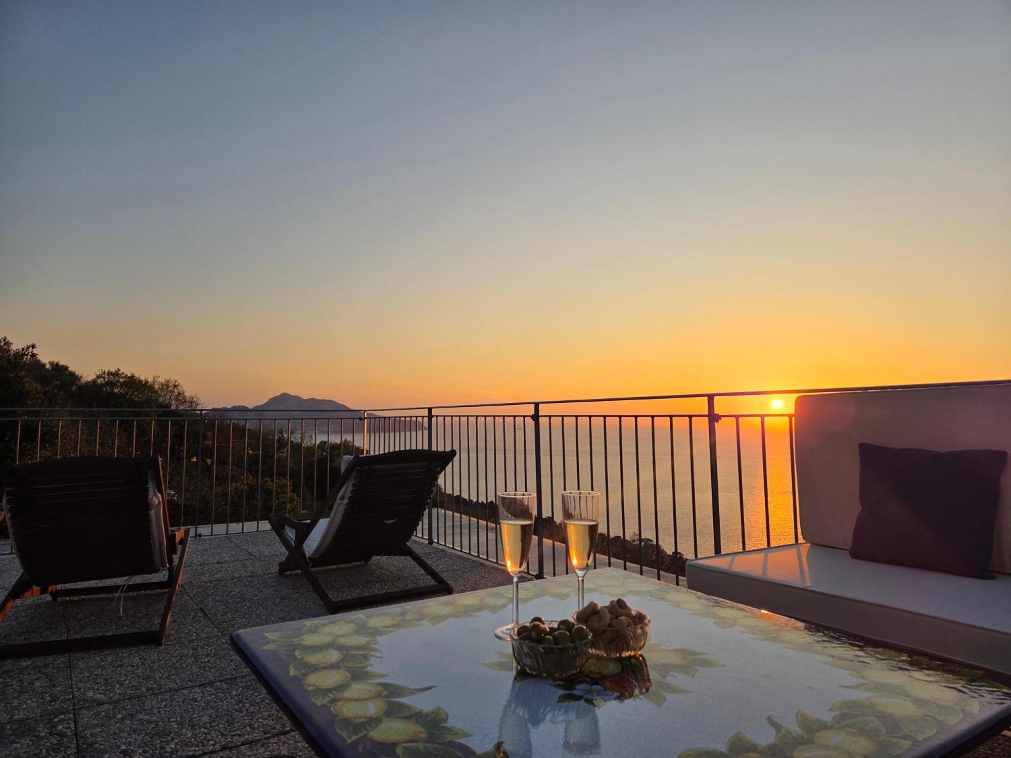 マッサ・ルブレンセ Sun & Relax, Relaxing Location With Seaviewヴィラ エクステリア 写真